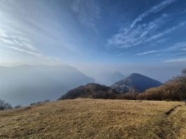 Hinten der Damm von Melide mit dem Monte San Salvatore