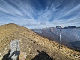 Weiterweg mit dem markanten Sasso Grande der Denti della Vecchia und rechts davon die Gazzirola; rechts aussen der Torrione