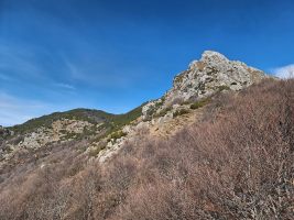 Der Aufstieg zum Torrione führt über die Grasmatte im linken Teil der Südflanke