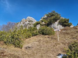 Rechts geht es zum direkten Anstieg von Süden