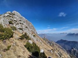 Steiles Wiesengelände
