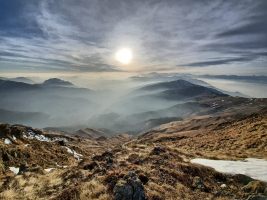 Blick übers Val Colla zur sinkenden Sonne