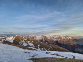 Abendlicht über den östlichen Bergen