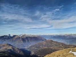 Links Monte Gradiccioli und Monte Lema mit beträchtlich viel Schnee
