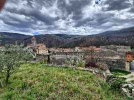 Eines der zahlreichen mittelalterlichen Städtchen im Roussillon