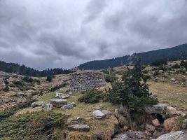 Unterstand El Saquès unterhalb der Hütte, kleiner und sauber