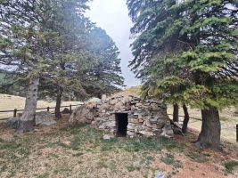 Unterstand hinter der Hütte, gross aber staubig