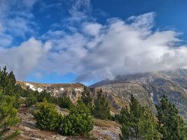 Der Pic des Sept Hommes noch von Wolken eingehüllt