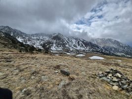 Blick zurück mit dem Puig Roja im Nebel