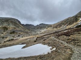 Der Weg zieht in der rechten Flanke fast bis zum Pass hoch und dann nach links unter den Gipfel