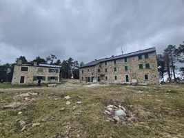 Refuge Jean Coderch mit dem Wintergebäude links