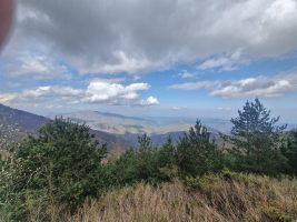 Fast unwirklich weite Landschaft im Roussillon