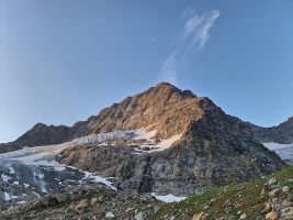 Erster Blick auf den Gross Düssi. Die Route folgt in oberen Teil dem Grat, nachdem dieser von rechts her erricht wird.