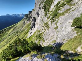 Steinschlägige Runse, welche von links aufs Föhrenegg hochzieht.