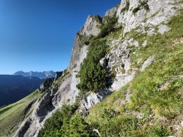 Unten durch sieht es zwar auch nach Fortsetzung aus, wäre aber falsch.