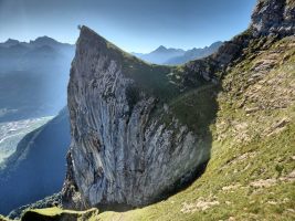 Imposanter Zacken als Abschluss der Felswand