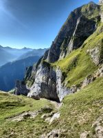 Blick zurück. Unten links das markante Horn über der Felswand.