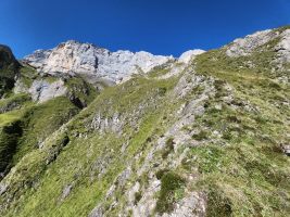 Auf dieser Rippe löste sich ein Felsbrocken unter meinen Füssen. Aufgepasst!