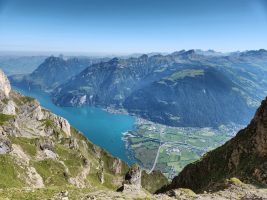 Mit frischem Wasser in der Flasche schaut es sich friedvoller auf den See hinunter.