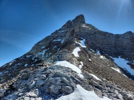 Bald traversiert man in die NE-Flanke und steigt schlussendlich durch die Schneerinne hoch