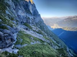 Lange Traverse unter der noch längeren Felswand hinüber zum Glatt Egg