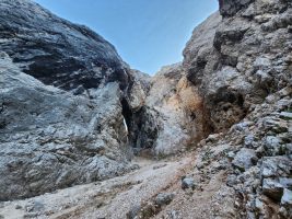 Aufstieg zum Schluss über feinen Schotter