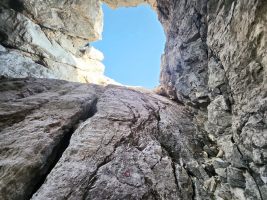 Die glattpolierte Marmorplatte muss erklommen werden