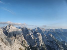 Links Razor dahinter Triglav in den Wolken