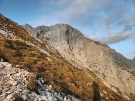 Nach dem steilen Abstieg durch die Grasflanke