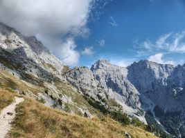 Der Razor thront über dem Mühletal (Tal der Mlinarica). Links oben der Kleine Prisank