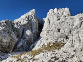 Ganz oben der blaue Fleck im Fels ist OKNO