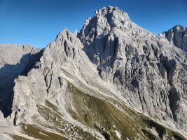 Der Aufstieg zum Razor führt über gut sichtbare Rampe bis weit nach rechts und dann scharf nach links auf den Kopf des markanten Pfeilers