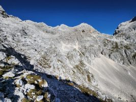 Der Weg traversiert hoch in der Flanke