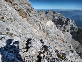 Versicherte Passage unterhalb des Gipfels