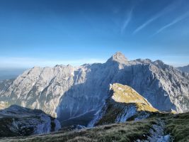 Die Sonne scheint exakt durch die Lücke zum Triglav-Stock