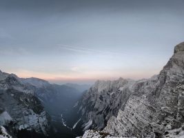 Die Dunkelheit kriecht über das Vrata-Tal