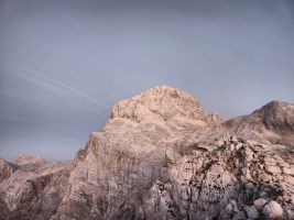 Der Triglav im letzten Schein. Links drüben liegt die Hütte.