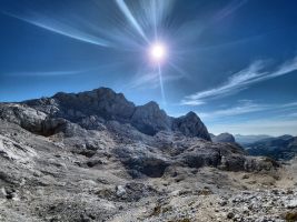 Eine urtümlich felsige Landschaft