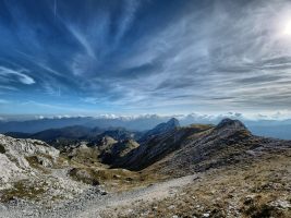 Hinter dem Tičarica-Turm geht es rechts hinunter