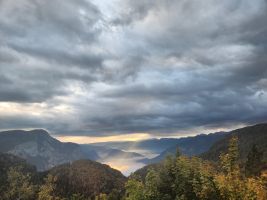 Ein Strahl Sonnengold fällt auf den Nebelsee