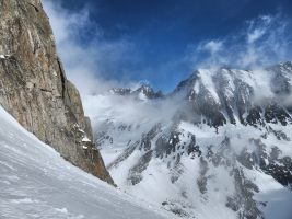 Voraus der Crispalt, links das Giuvstöckli in den Wolken