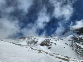 Der breite Steilhang auf der Gegenseite