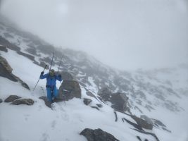 Nur dünn eingeschneites Blockgelände auf der Nordseite