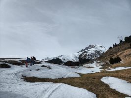 Schneefleckenhüpfen bis zum Bahnhof Rueras