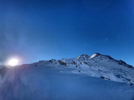 Erste Sonnenstrahlen und grossblockiges Gelände voraus