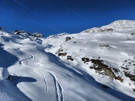 Pulver gut  bis zum Sustenegg hinunter. Hinten der Pizzo Orsirora.
