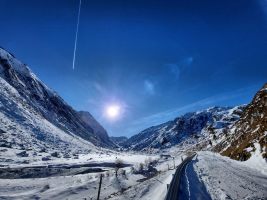 Entspanntes Hinuntergleiten auf der sonnenbeschienenen Passstrasse