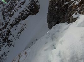 Leicht abfallend und vorne etwas abdrängend