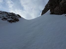 Hinter diesem kleinen Sattel geht es zur Querung nach links