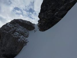 Links geht es zum Fuss der Ostkante des Esels